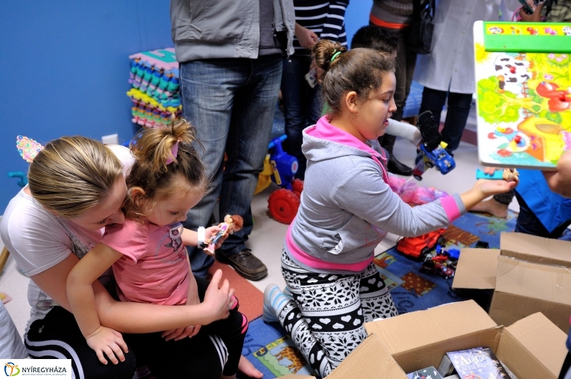 Adomány a kórháznak a Bem iskolától