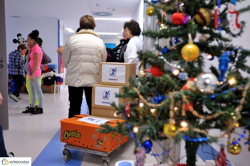 Adomány a kórháznak a Bem iskolától