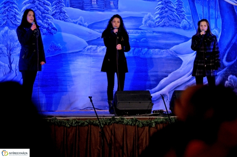 Adventi műsor a Vikár iskola előadásában