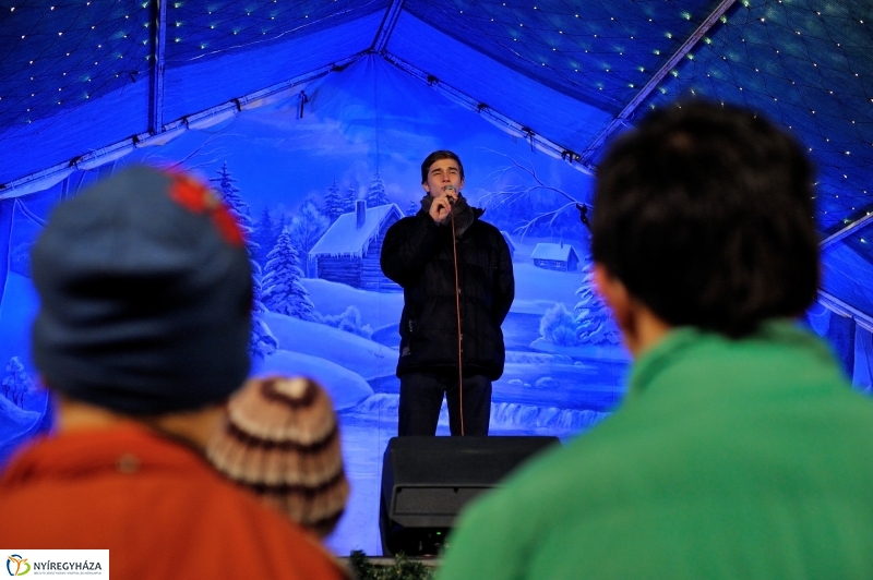 Adventi műsor a Vikár iskola előadásában