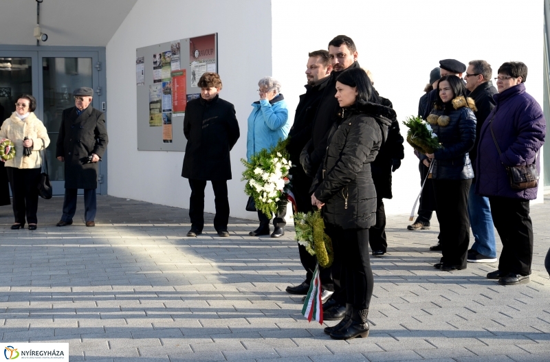 Váci emléktábla koszorúzás a VMKK előtt