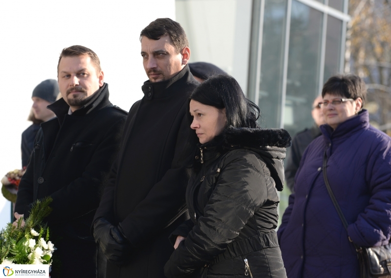 Váci emléktábla koszorúzás a VMKK előtt