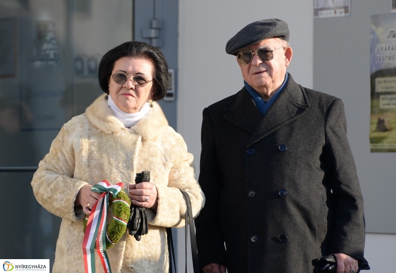 Váci emléktábla koszorúzás a VMKK előtt