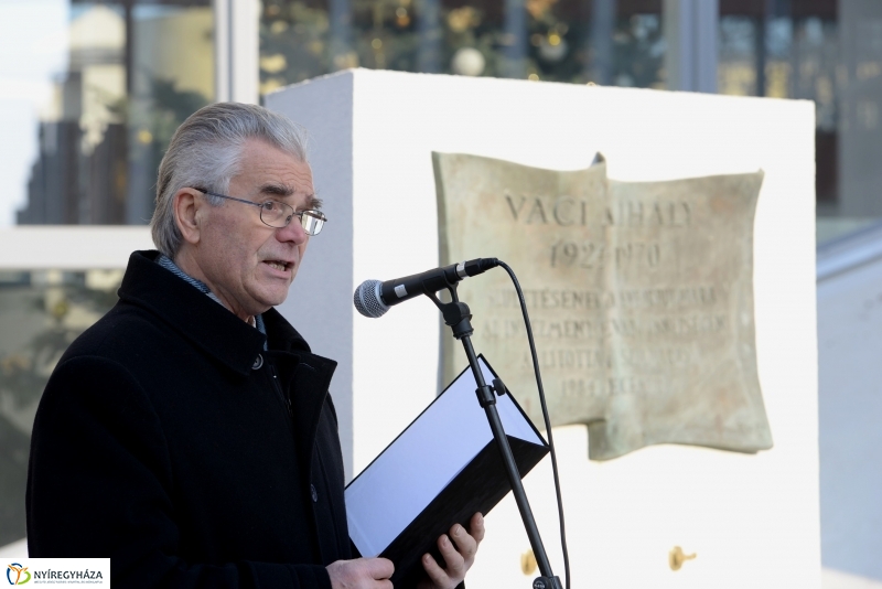 Váci emléktábla koszorúzás a VMKK előtt