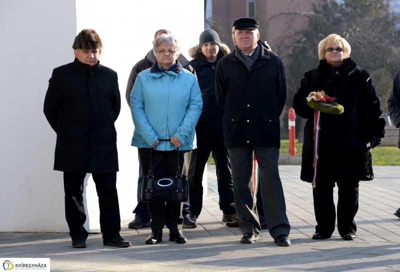 Váci emléktábla koszorúzás a VMKK előtt