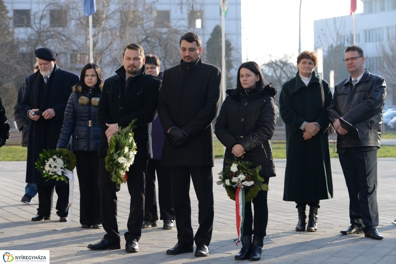 Váci emléktábla koszorúzás a VMKK előtt