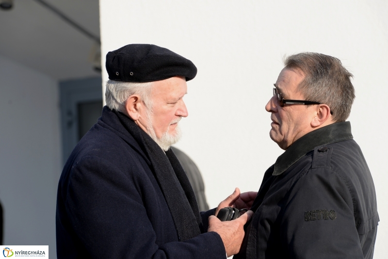 Váci emléktábla koszorúzás a VMKK előtt