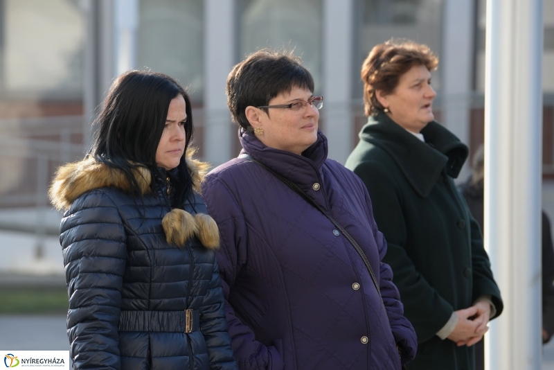 Váci emléktábla koszorúzás a VMKK előtt