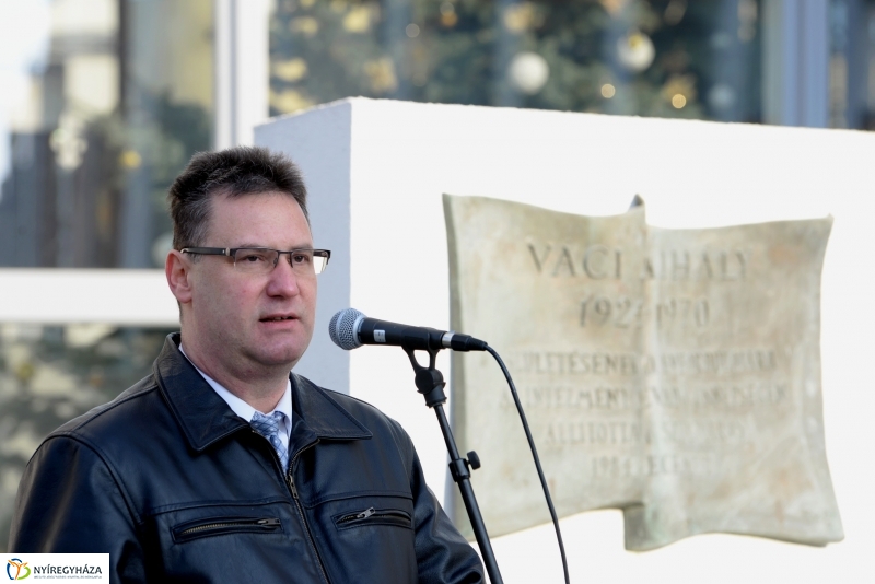 Váci emléktábla koszorúzás a VMKK előtt