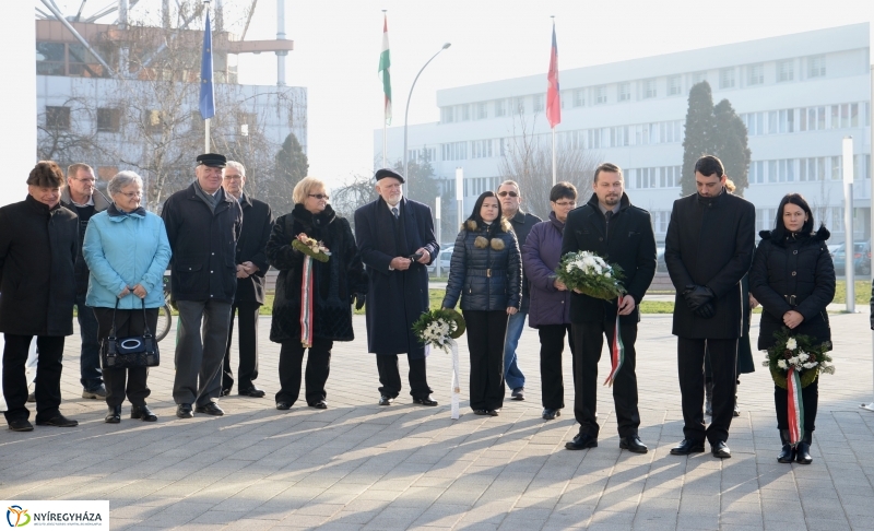 Váci emléktábla koszorúzás a VMKK előtt