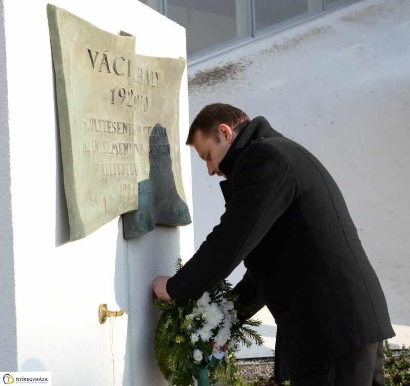 Váci emléktábla koszorúzás a VMKK előtt