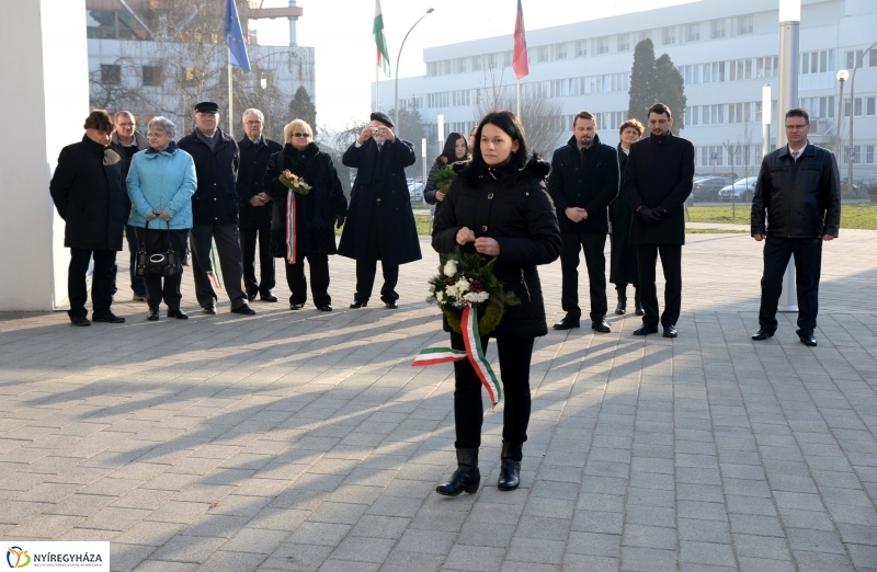 Váci emléktábla koszorúzás a VMKK előtt
