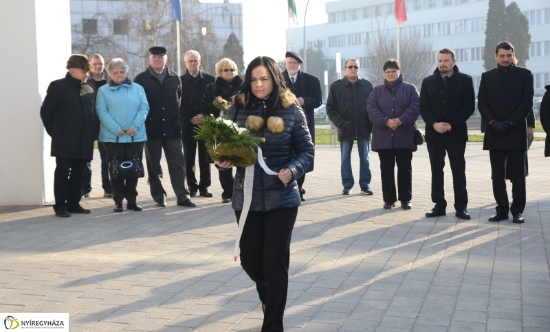 Váci emléktábla koszorúzás a VMKK előtt