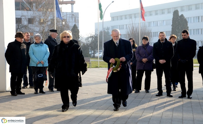 Váci emléktábla koszorúzás a VMKK előtt