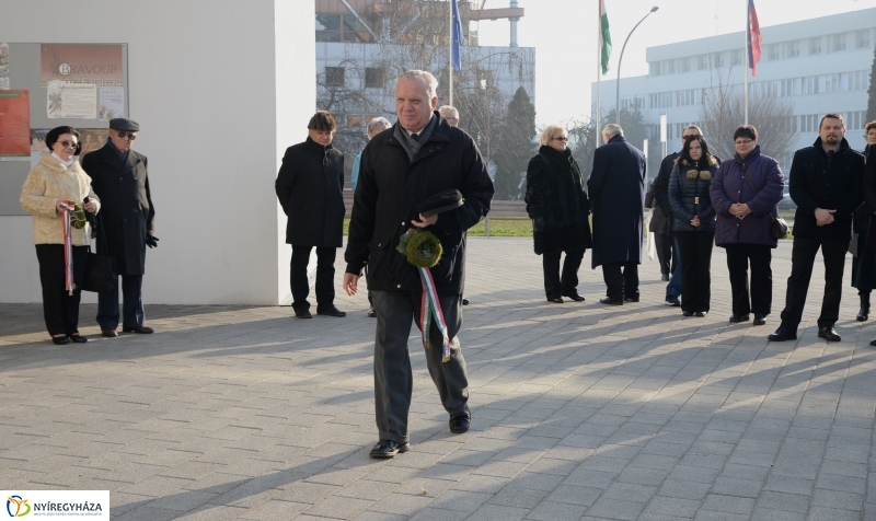 Váci emléktábla koszorúzás a VMKK előtt