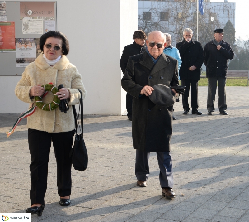 Váci emléktábla koszorúzás a VMKK előtt