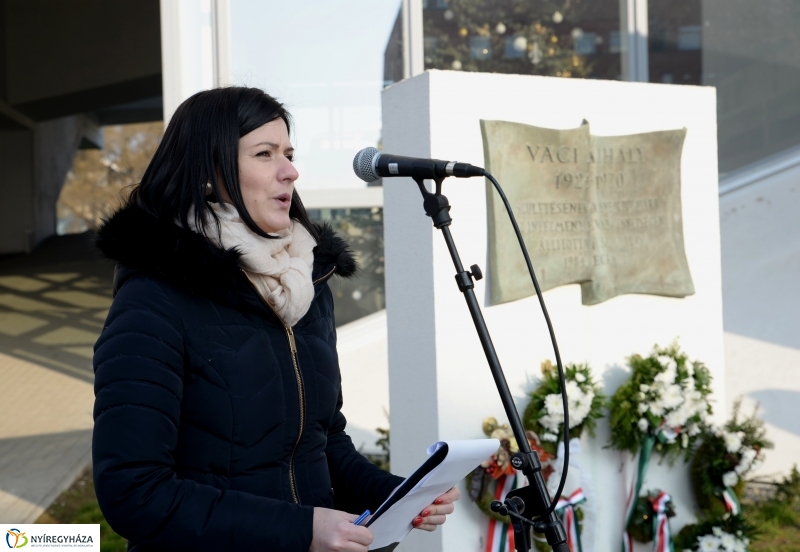 Váci emléktábla koszorúzás a VMKK előtt