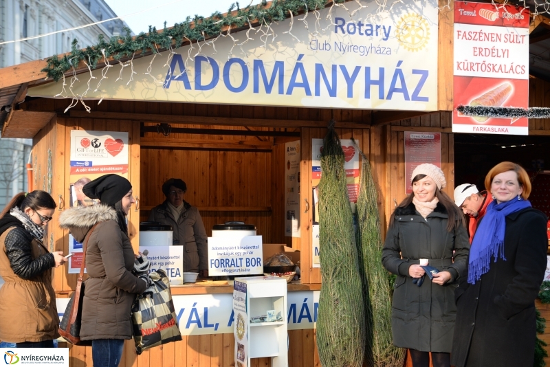 Ajándék fenyőfa a Rotary Club adományaként