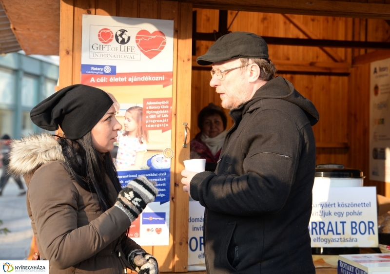 Ajándék fenyőfa a Rotary Club adományaként