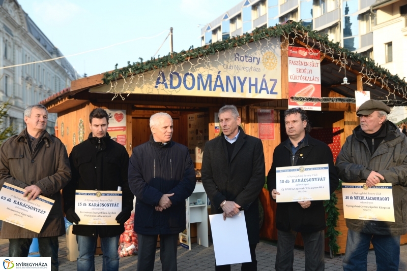 Ajándék fenyőfa a Rotary Club adományaként