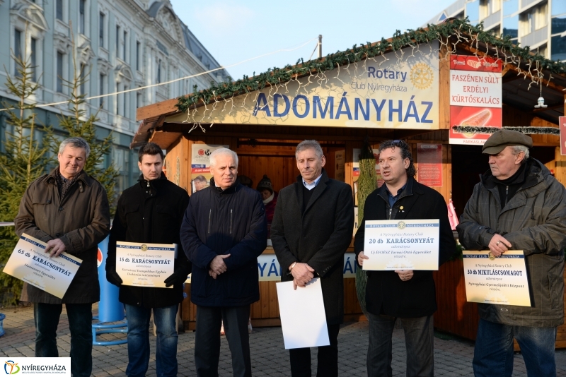 Ajándék fenyőfa a Rotary Club adományaként