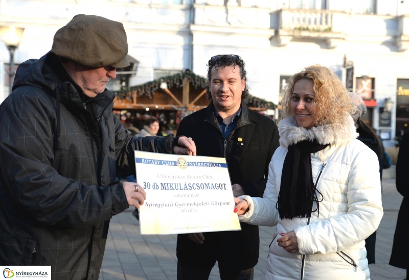 Ajándék fenyőfa a Rotary Club adományaként