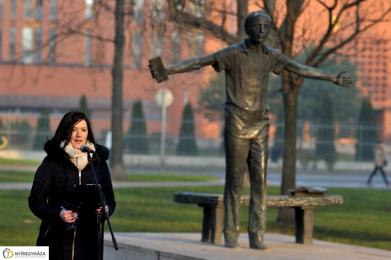 Megemlékezés Váci Mihály szobránál