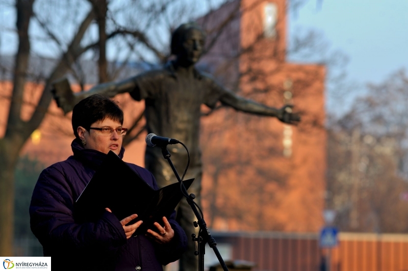 Megemlékezés Váci Mihály szobránál