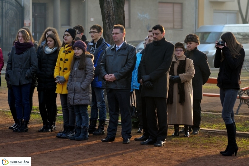 Megemlékezés Váci Mihály szobránál