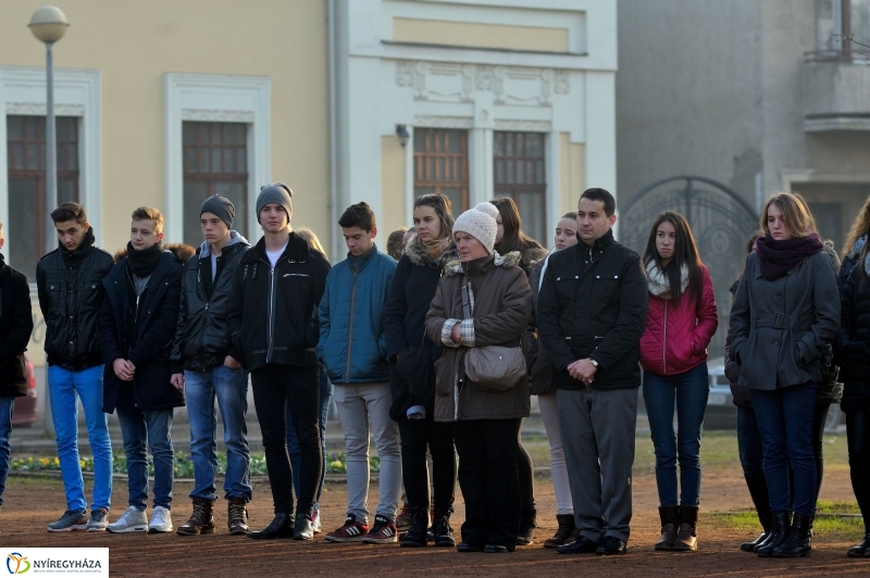 Megemlékezés Váci Mihály szobránál