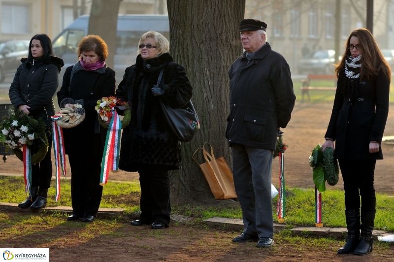 Megemlékezés Váci Mihály szobránál