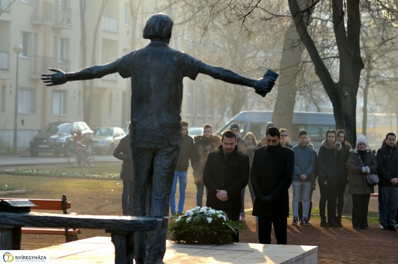 Megemlékezés Váci Mihály szobránál