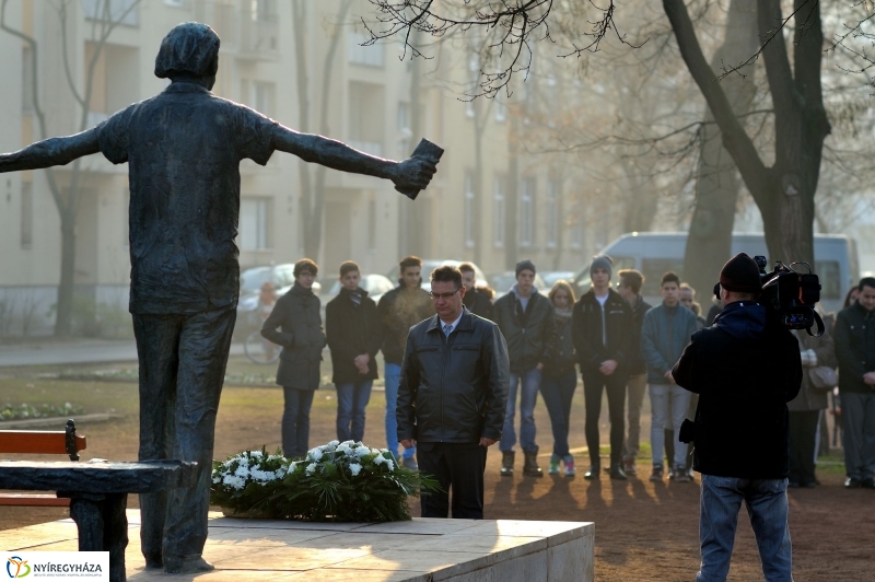 Megemlékezés Váci Mihály szobránál
