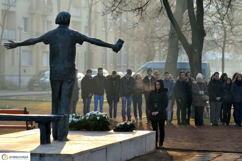 Megemlékezés Váci Mihály szobránál