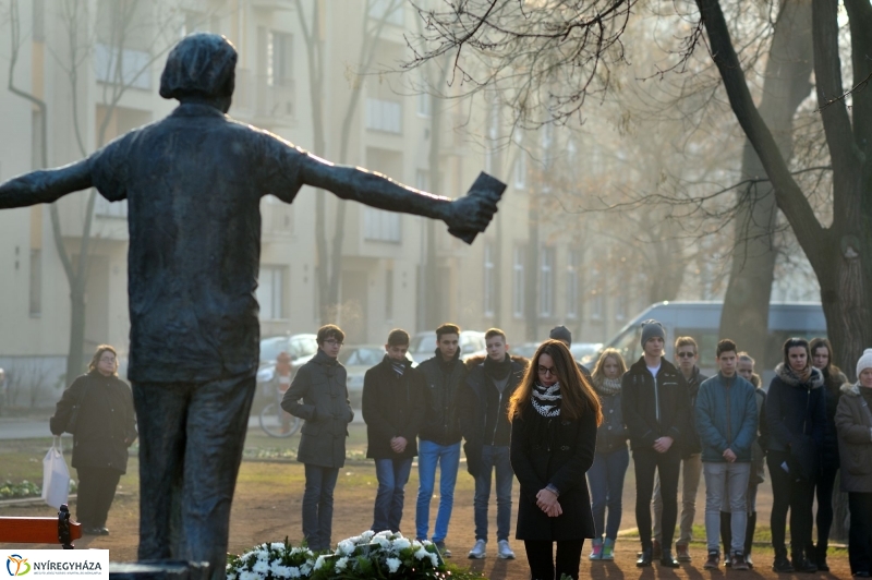 Megemlékezés Váci Mihály szobránál