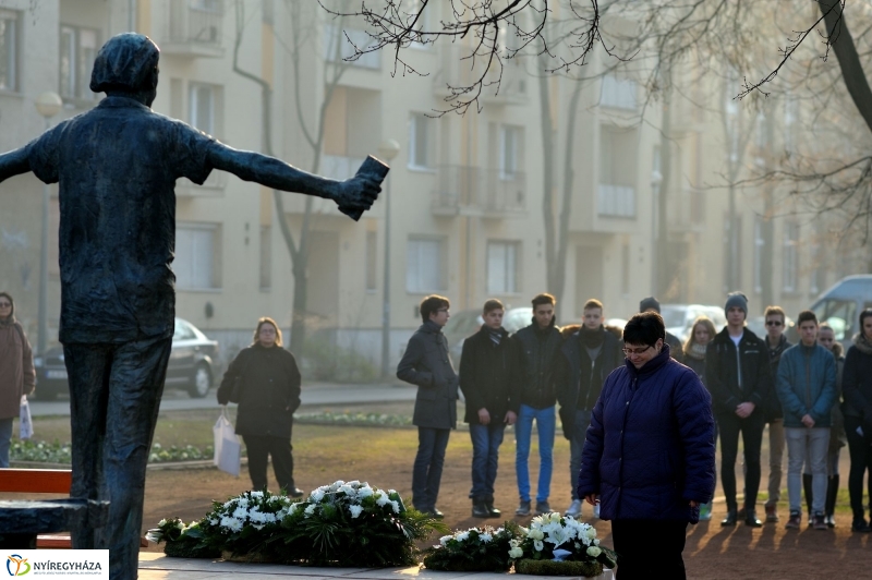 Megemlékezés Váci Mihály szobránál