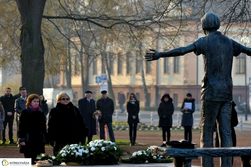 Megemlékezés Váci Mihály szobránál