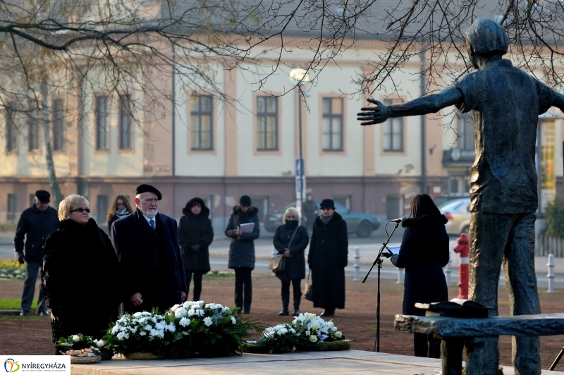 Megemlékezés Váci Mihály szobránál