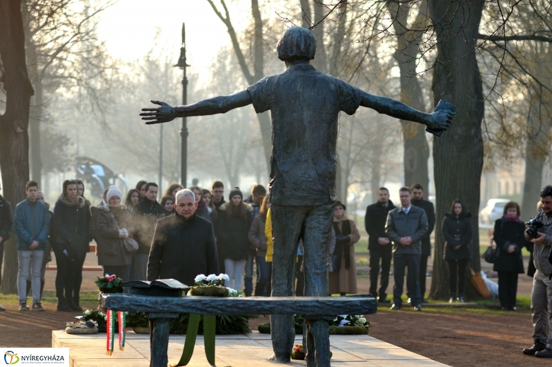 Megemlékezés Váci Mihály szobránál