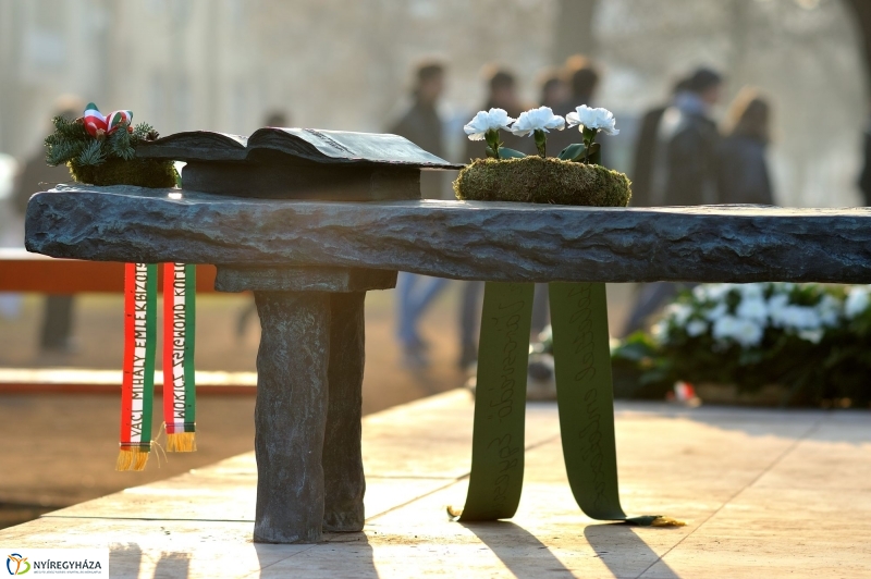 Megemlékezés Váci Mihály szobránál