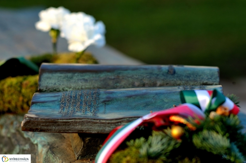 Megemlékezés Váci Mihály szobránál