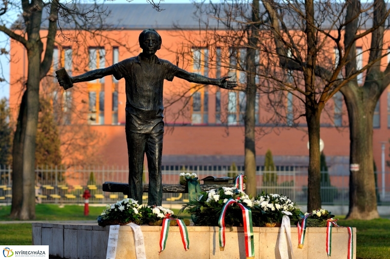 Megemlékezés Váci Mihály szobránál