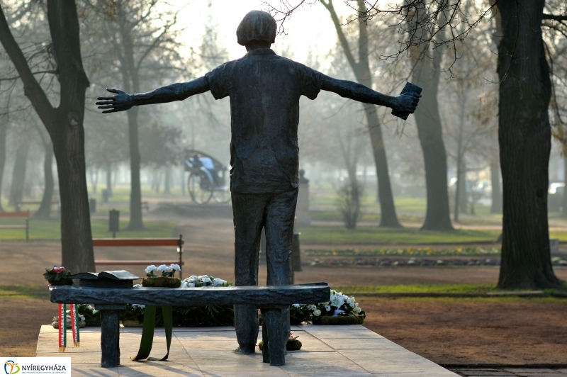 Megemlékezés Váci Mihály szobránál