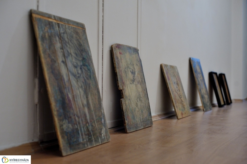 Jelen-levők című tárlat berendezése