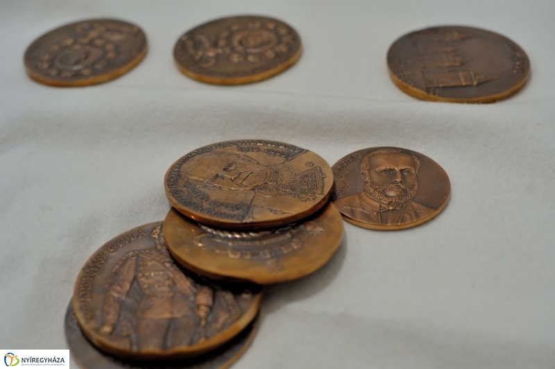 Jelen-levők című tárlat berendezése