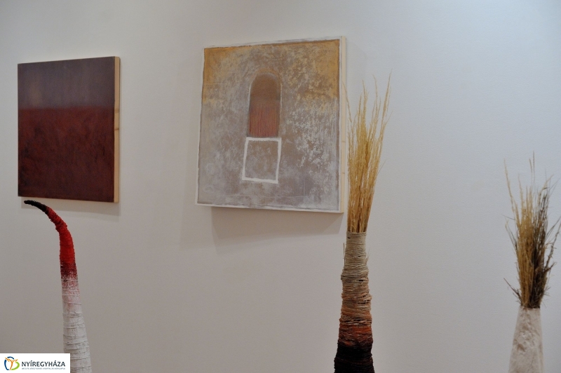 Jelen-levők című tárlat berendezése