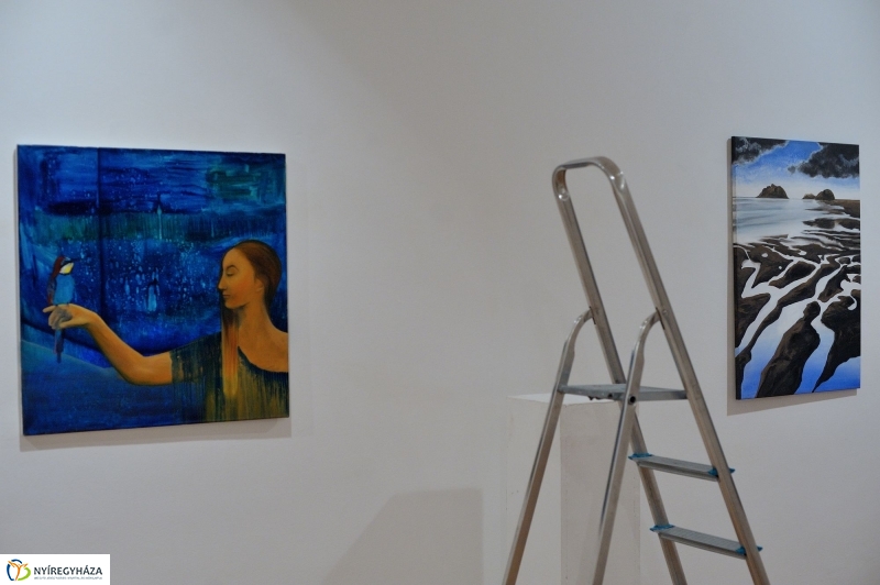 Jelen-levők című tárlat berendezése