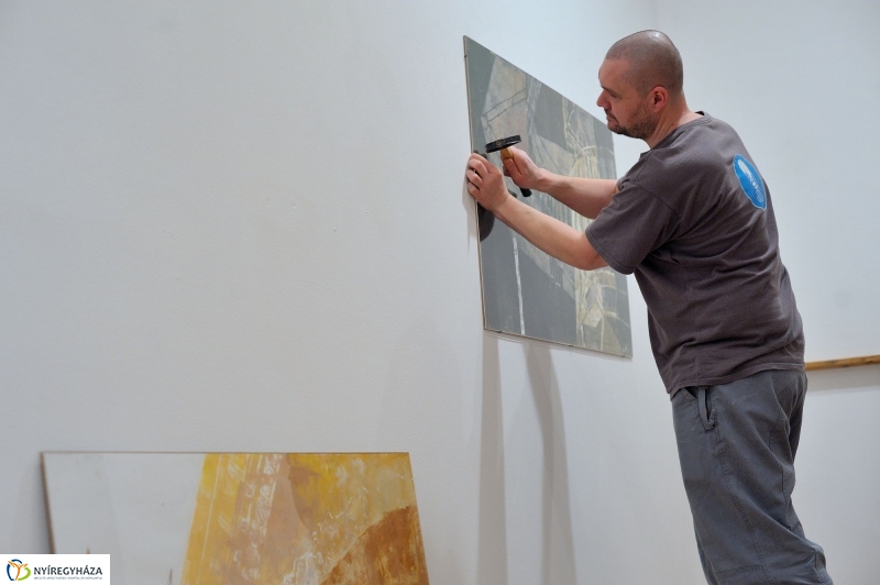 Jelen-levők című tárlat berendezése