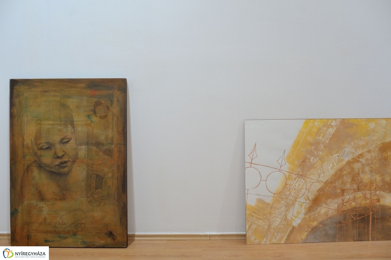 Jelen-levők című tárlat berendezése