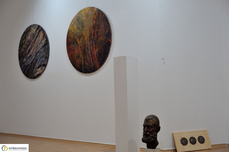 Jelen-levők című tárlat berendezése